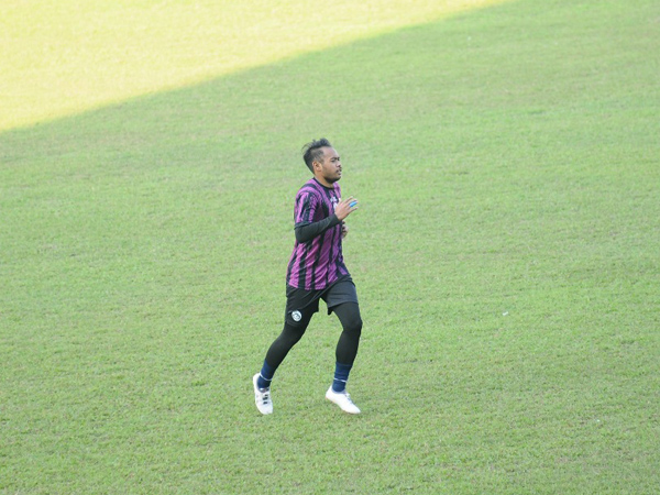 Kiper Adixi Lenzivio masih berlatih bersama Arema FC