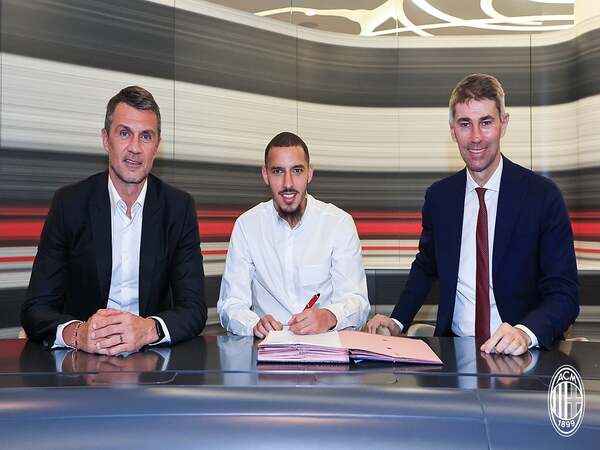 Ismael Bennacer cuma bisa mendoakan yang terbaik bagi Paolo Maldini dan Ricky Massara, setelah kedua orang tersebut dipecat oleh AC Milan dari jabatan direktur klub / via AC Milan Official