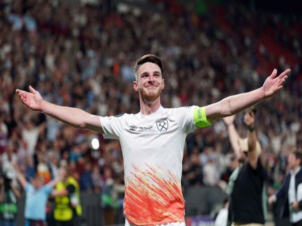 Declan Rice meredakan isu kepindahannya musim panas ini pasca membawa West Ham United keluar sebagai juara UEFA Conference League / via Getty Images
