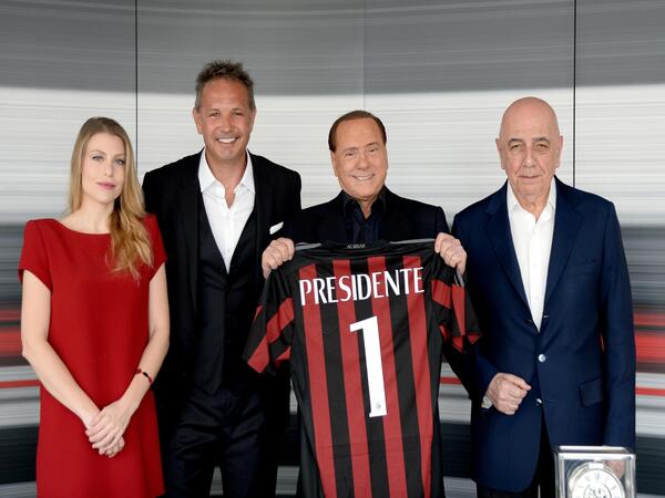 AC Milan memberikan penghormatan terakhir bagi Silvio Berlusconi yang wafat pada hari ini (12/6) akibat penyakit Leukemia / via AC Milan Official