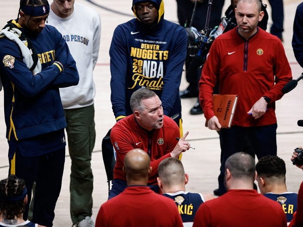 Mike Malone apresiasi kerja keras dari dua assisten pelatihnya.