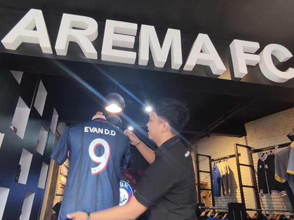 Jersey Evan Dimas dengan nomor punggung 9 telah di store resmi Arema FC