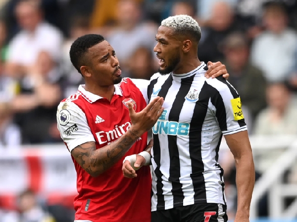 Joelinton saat berargumen dengan striker Arsenal, Gabriel Jesus