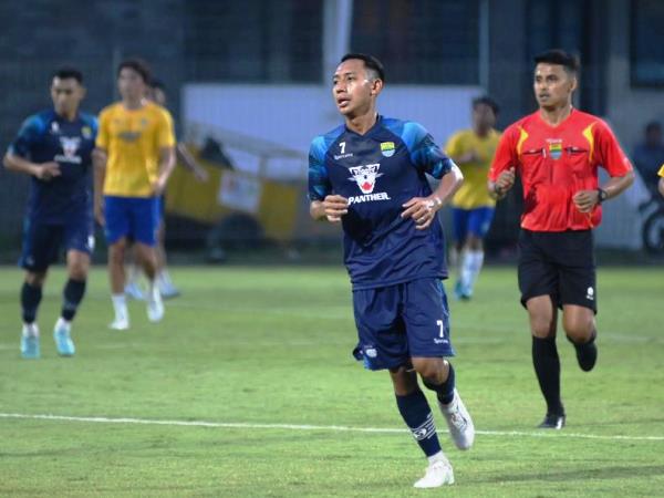 Beckham Putra Nugraha di uji coba Persib melawan Bandung United