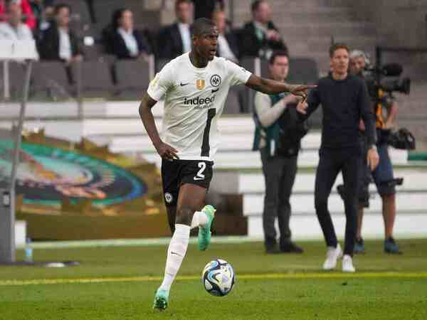 Evan Ndicka dilaporkan sepakat meneken kontrak lima tahun di AS Roma dan segera menjalani tes medis bersama Giallorossi / via Getty Images