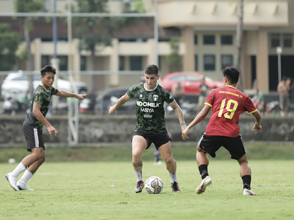 Pemain anyar Persita Tangerang, Mateo Bustos di laga uji coba kontra Bhayangkara FC
