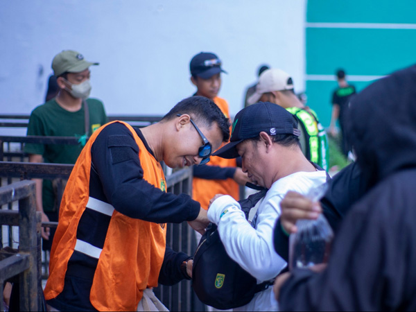 Screening ketat untuk suporter Persebaya Surabaya yang akan masuk stadion