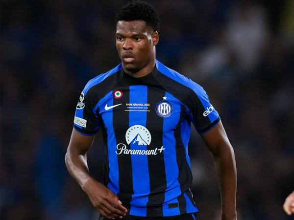Bek sayap Inter Milan, Denzel Dumfries.