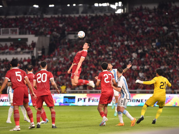 Bek timnas Indonesia, Elkan Baggott menyundul bola di laga kontra Argentina