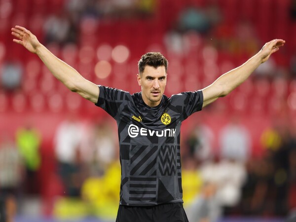 Thomas Meunier dilaporkan jadi rebutan tiga raksasa Serie A pada bursa transfer musim panas kali ini / via Getty Images