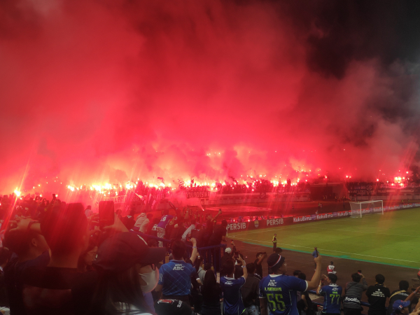 Penyalaan flare di tribun Utara saat Persib menjamu Persikabo pada laga pamungkas Liga 1 2022/2023