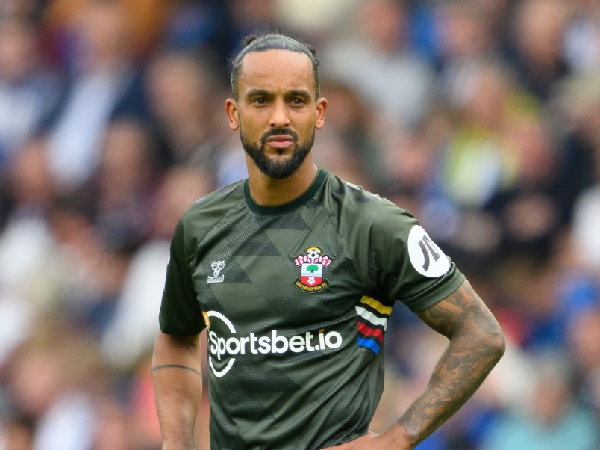 Theo Walcott berlatih dengan Reading