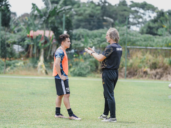 Pelatih Dewa United FC, Jan Olde Riekerink bersama Egy Maulana Vikri