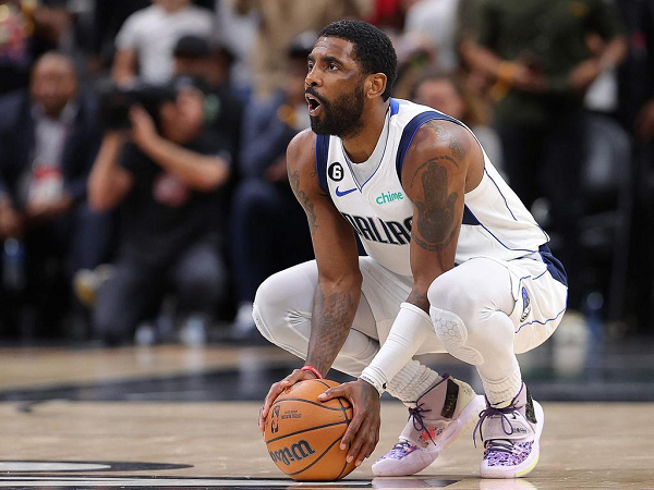 Kyrie Irving bakal terus bertahan dengan Dallas Mavericks.