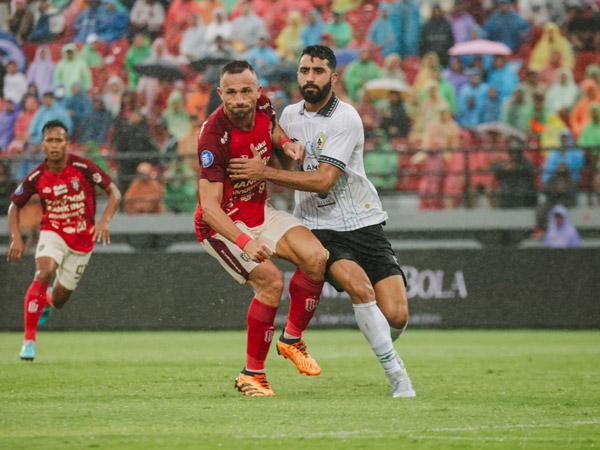 Penyerang Bali United, Ilija Spasojevic kesulitan menembus pertahanan ketat PSS Sleman