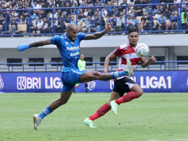 Striker Persib, David da Silva ketika dikawal bek Madura United
