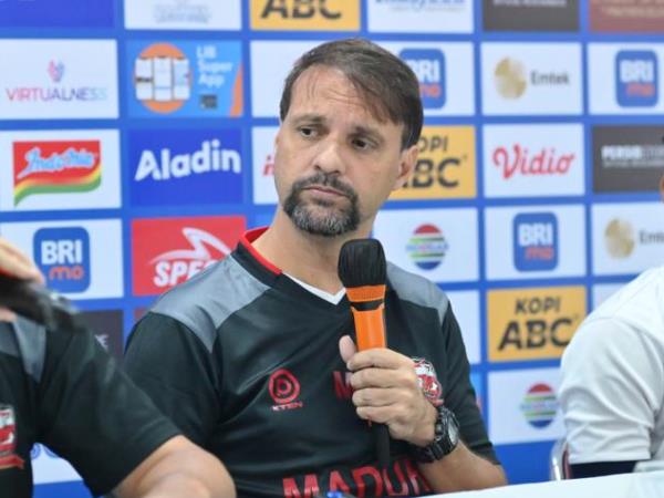 Pelatih Madura United, Mauricio Souza dalam jumpa pers jelang laga