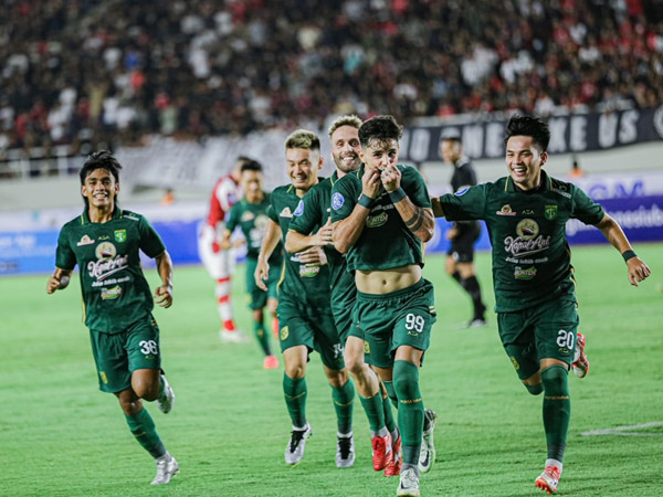 Pemain Persebaya Surabaya Bruno Moreira merayakan gol ke gawang Persis Solo