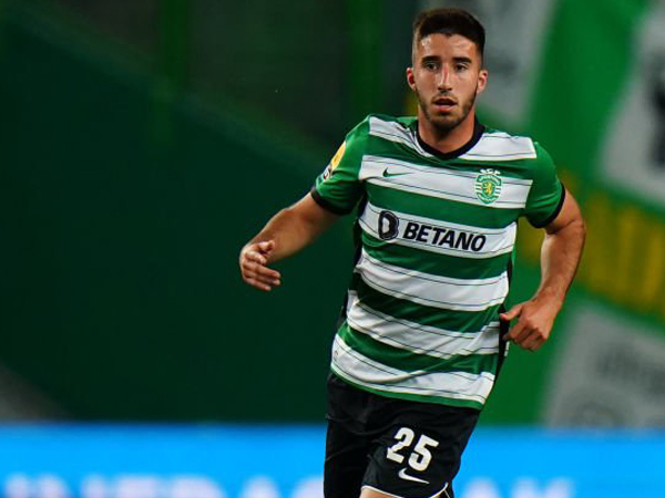 Bek tengah Sporting Lisbon, Goncalo Inacio.