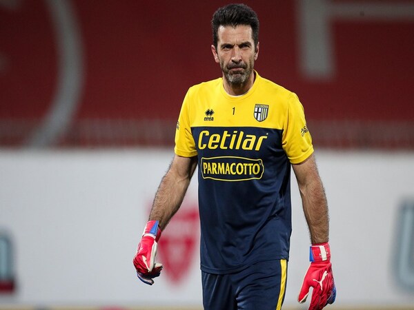 Gianluigi Buffon dilaporkan akan gantung sepatu pada tahun ini meski sang kiper senior masih memiliki kontrak bersama Parma hingga Juni 2024 / via Getty Images