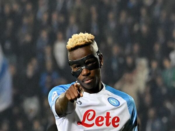 Victor Osimhen memberi kode bertahan di Napoli musim panas ini meski ia dikaitkan dengan sejumlah klub besar Eropa / via Getty Images