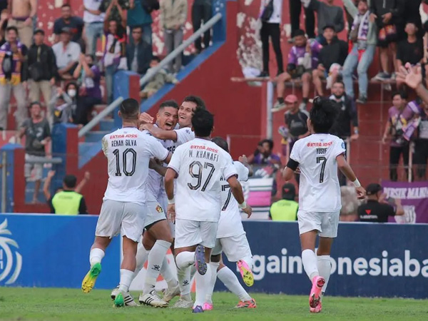 Para pemain Persik Kediri merayakan gol Anderson Nascimento ke gawang Borneo FC
