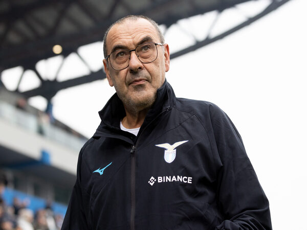 Maurizio Sarri rela menolak tawaran fantastis untuk melatih di Arab Saudi demi menghormati kontraknya bersama Lazio / via Getty Images