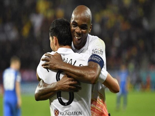 Angelo Ogbonna resmi memperpanjang kontraknya bersama West Ham selama satu tahun hingga 30 Juni 2024 / via Getty Images