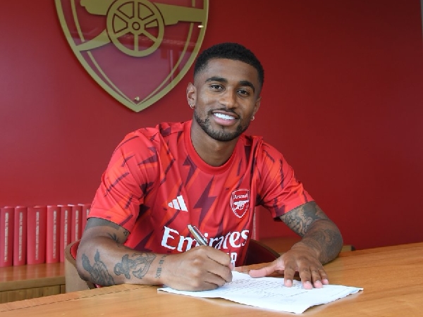 Reiss Nelson menekan kontrak hingga 2027 di Arsenal