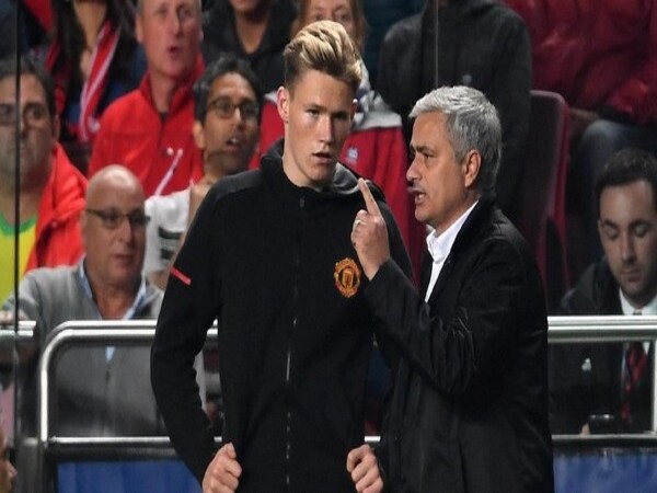 AS Roma dilaporkan siap menduetkan lagi Scott McTominay dengan Jose Mourinho di Stadion Olimpico musim depan / via Getty Images