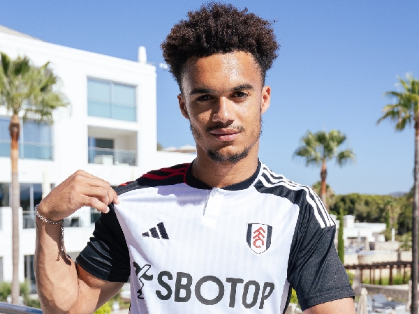 Antonee Robinson menambah masa tinggalnya di Fulham