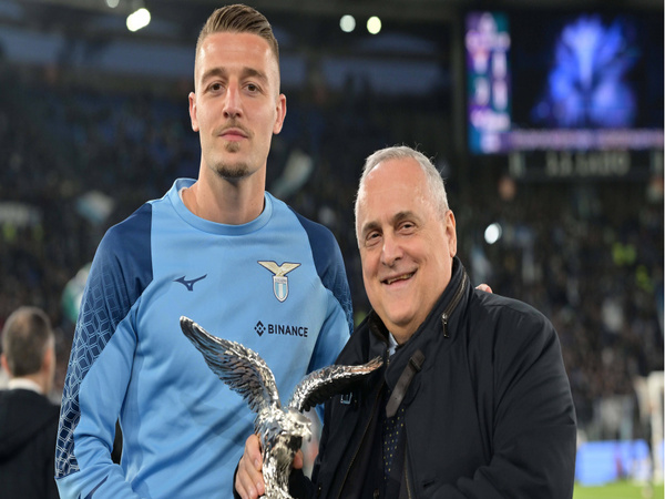 Presiden Lazio yaitu Claudio Lotito, mengatakan ia tidak akan memaksa Sergej Milinkovic-Savic untuk bertahan jika sang gelandang ingin mencari petualangan baru di klub lain / via Getty Images