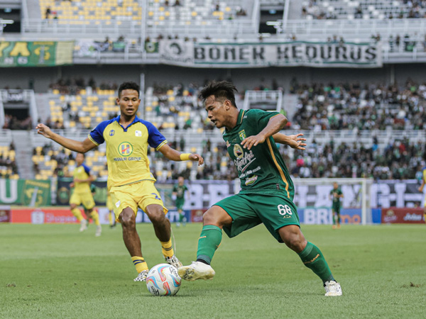 Winger Persebaya Surabaya, Toni Firmansyah di pertandingan kontra Barito Putera