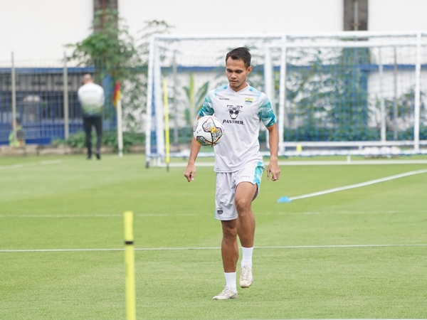 Rezaldi Hehanussa ketika berlatih bersama Persib