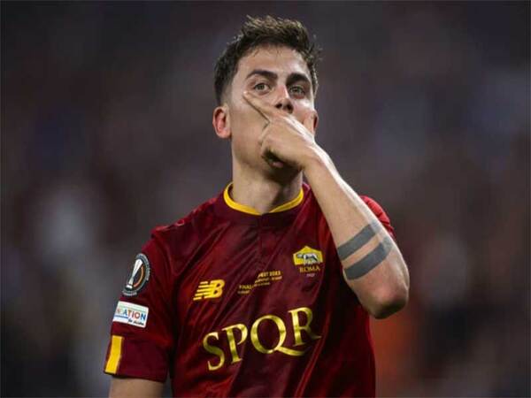 Paulo Dybala memberikan respons setelah ia dibujuk oleh Thiago Silva untuk pindah ke Chelsea musim panas ini / via Getty Images