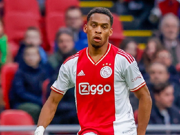 Jurrien Timber selangkah lagi menyelesaikan kepindahannya ke Arsenal