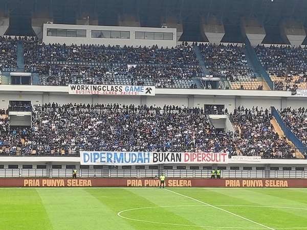 Viking Persib Club membentangkan spanduk kekecewaan terhadap kenaikan harga tiket