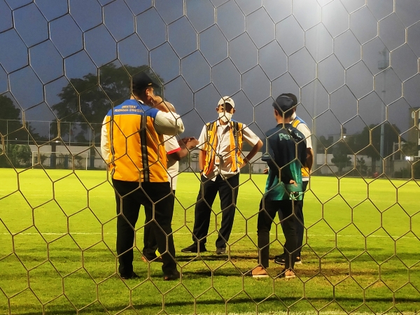 Tim dari Kementrian PUPR ketika melakukan sidak lapangan latihan Persib di Stadion Sidolig.