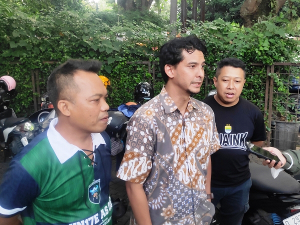 Ketua Viking Persib Club, Tobias Ginanjar (tengah) ketika diwawancara