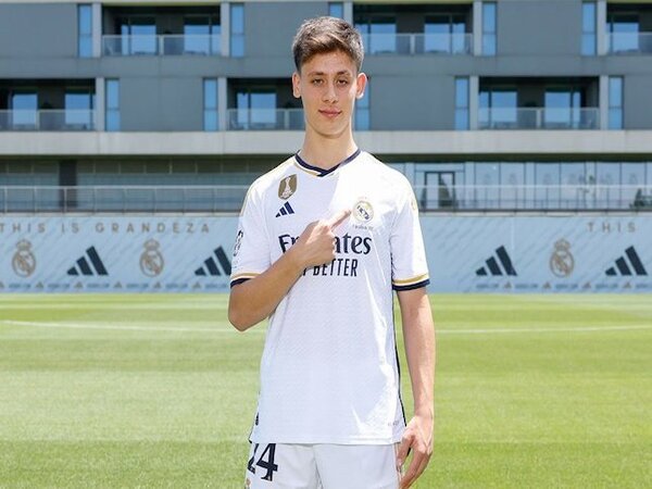 Meski dulu terang-terangan mengungkapkan ketertarikannya, Joan Laporta sekarang mengaku lega Barcelona tak jadi merekrut Arda Guler yang baru saja pindah ke Real Madrid / via Getty Images