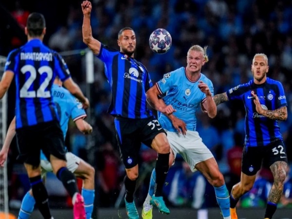 Setelah musim lalu cuma menjadi sponsor di dua laga, Paramount+ akan menjalin kontrak jangka panjang sebagai sponsor di jersey tim Inter Milan / via Getty Images