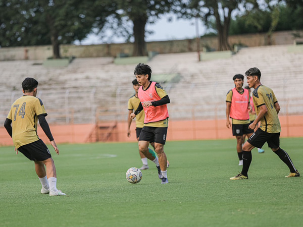 Latihan Persebaya Surabaya di bawah terik matahari