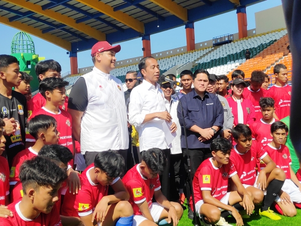 Joko Widodo ketika memantau kondisi Si Jalak Harupat dan seleksi pemain timnas U-17 jelang Piala Dunia U-17