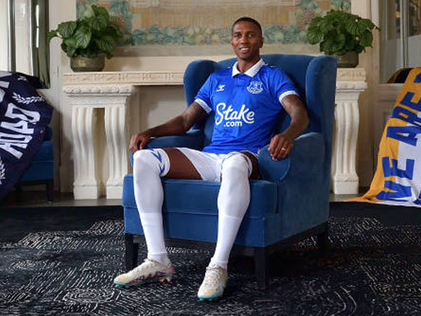 Beri Kontrak Satu Tahun, Everton Resmi Datagkan Ashley Young