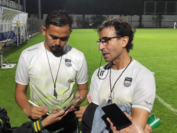 Luis MIlla akan menghadapi Ricky Kambuaya yang baru dijual Persib