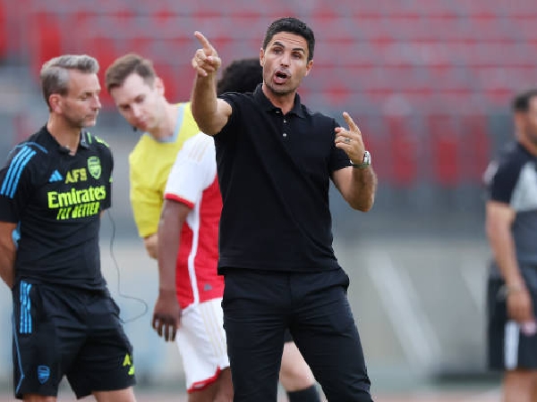 Mikel Arteta mengawasi pertandingan Arsenal melawan Nurnberg