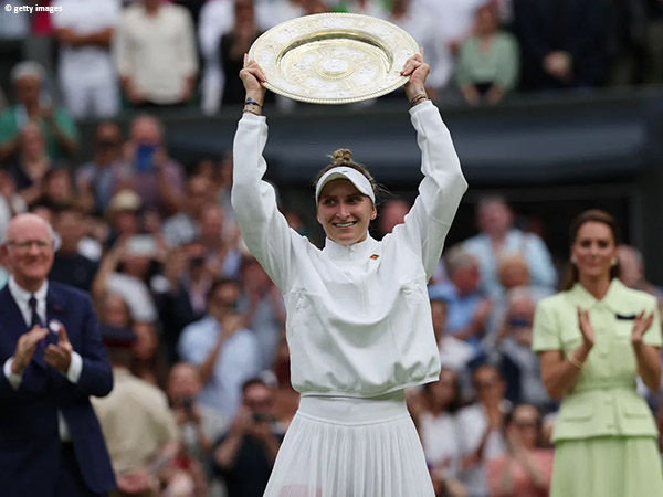Hasil Wimbledon: Ons Jabeur Tertunduk Lesu, Marketa Vondrousova Angkat Trofi Kemenangan