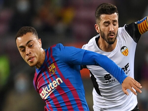 Sergino Dest ingin membuktikan ke Xavi Hernandez bahwa dirinya masih layak membela Barcelona pada musim depan / via Getty Images