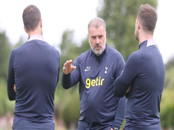 Ange Postecoglou mengklaim bahwa Harry Kane bakal bertahan bersama Tottenham Hotspur di tengah isu kepergian sang striker di jendela transfer kali ini / via Getty Images