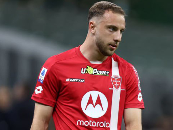 Bek sayap Monza, Carlos Augusto.